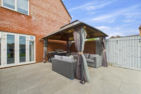 4 bedroom detached house for sale, Quindell Close, Aylesbury HP18