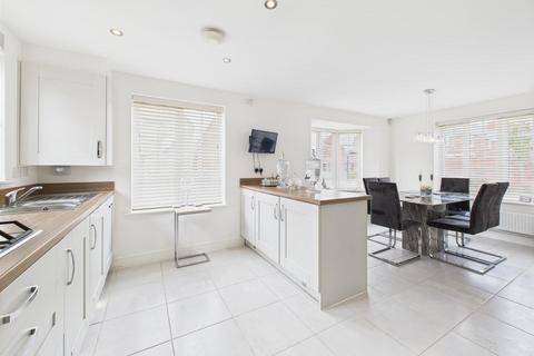 4 bedroom detached house for sale, Quindell Close, Aylesbury HP18