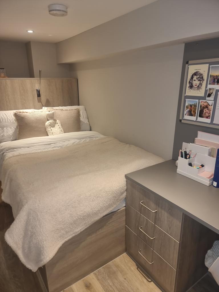 Bright and cozy double bedroom with modern furn...