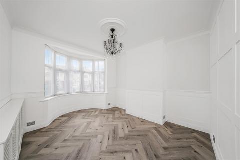 3 bedroom semi-detached house to rent, Hall Lane, London E4