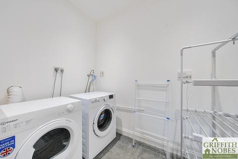 8 Fitzhardinge Way, Berkeley, GL13 9EG