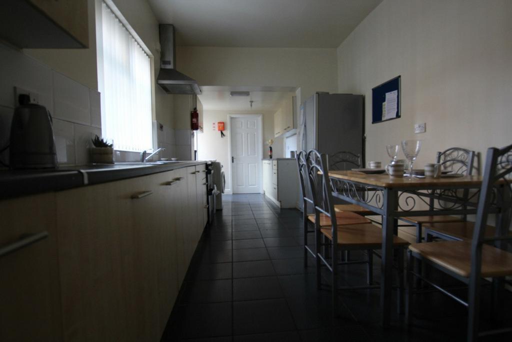 A functional and tidy kitchen with ample space ...