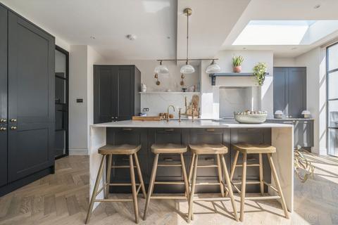 27 Bernard Avenue, London, W13 9TG