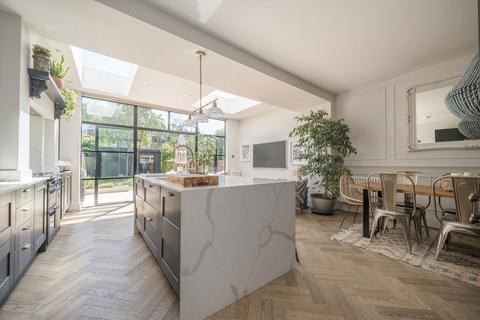 27 Bernard Avenue, London, W13 9TG