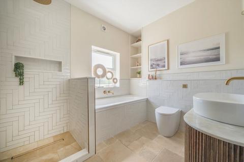 27 Bernard Avenue, London, W13 9TG