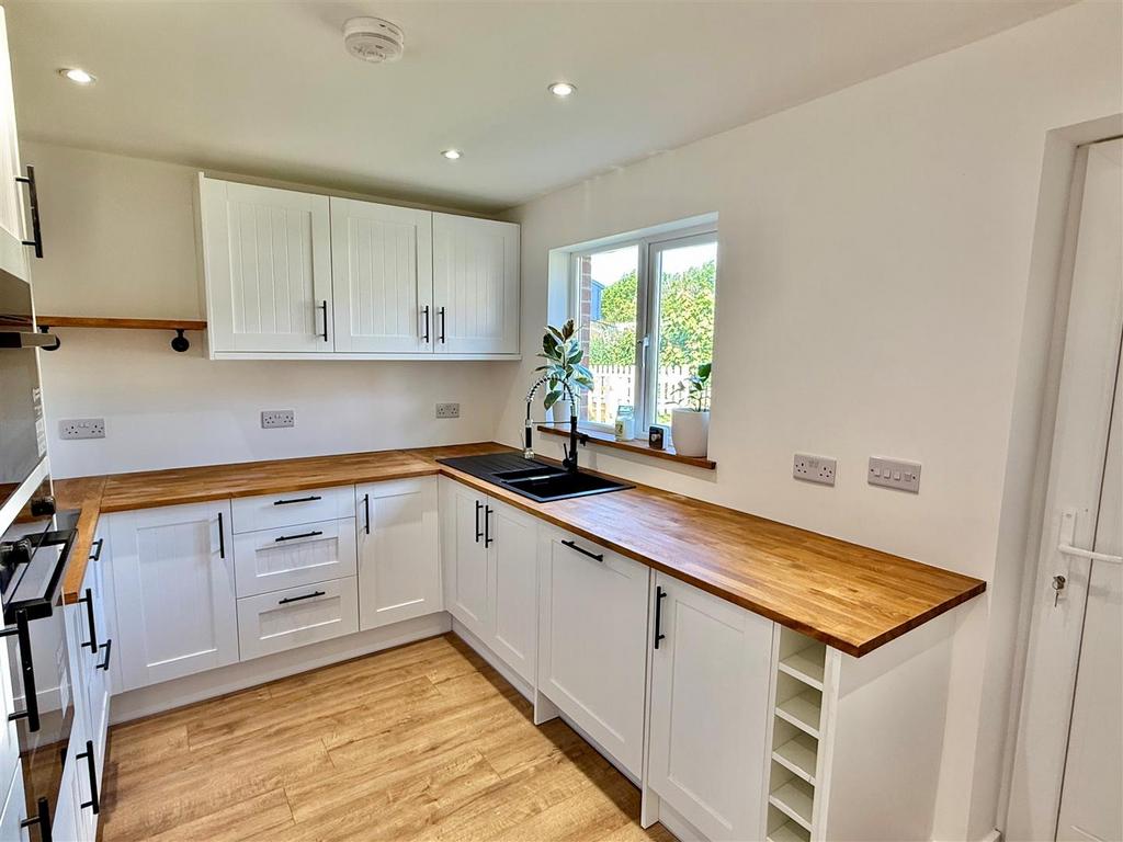 Kitchen 2.jpg