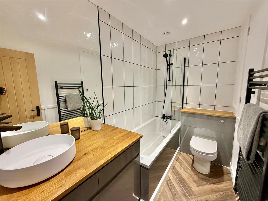 Bathroom 1.jpg