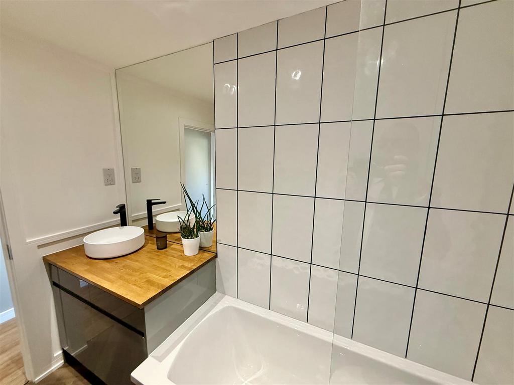 Bathroom 2.jpg