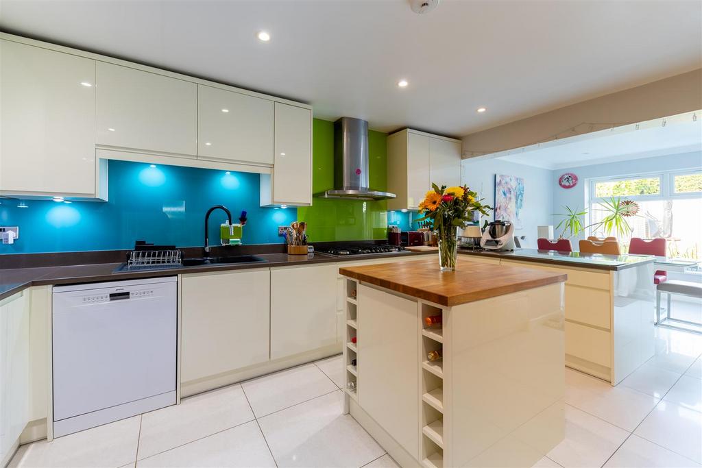 Kitchen a.jpg