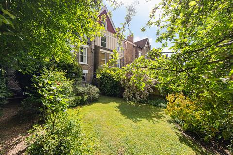 14b Gatestone Road, London, SE19 3AT