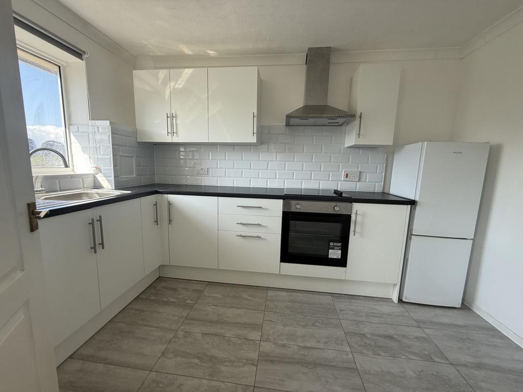 Newly Refurbished 2-Bedroom Second-Floor Flat wit