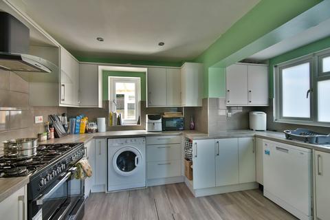 16 Ian Close, Bexhill-on-sea, TN40 2RL