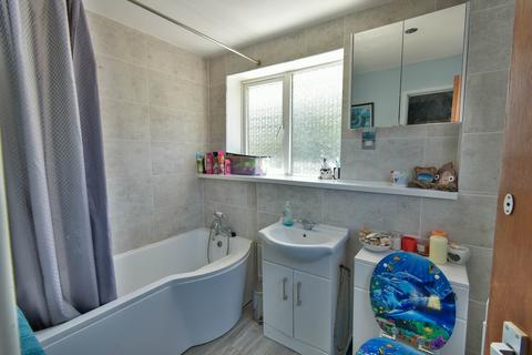 16 Ian Close, Bexhill-on-sea, TN40 2RL