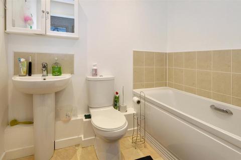 2 bedroom flat to rent, Susan's Road, Town Centre, BN21