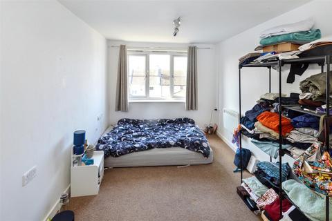 2 bedroom flat to rent, Susan's Road, Town Centre, BN21