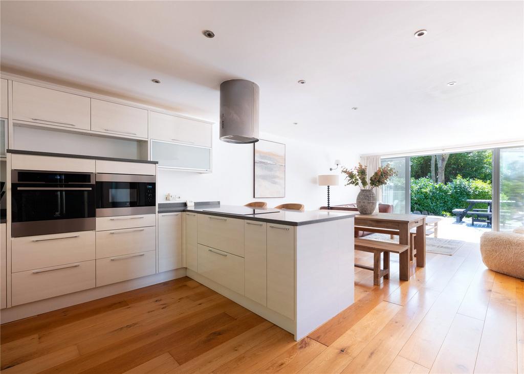 Coast Kitchen/Lounge