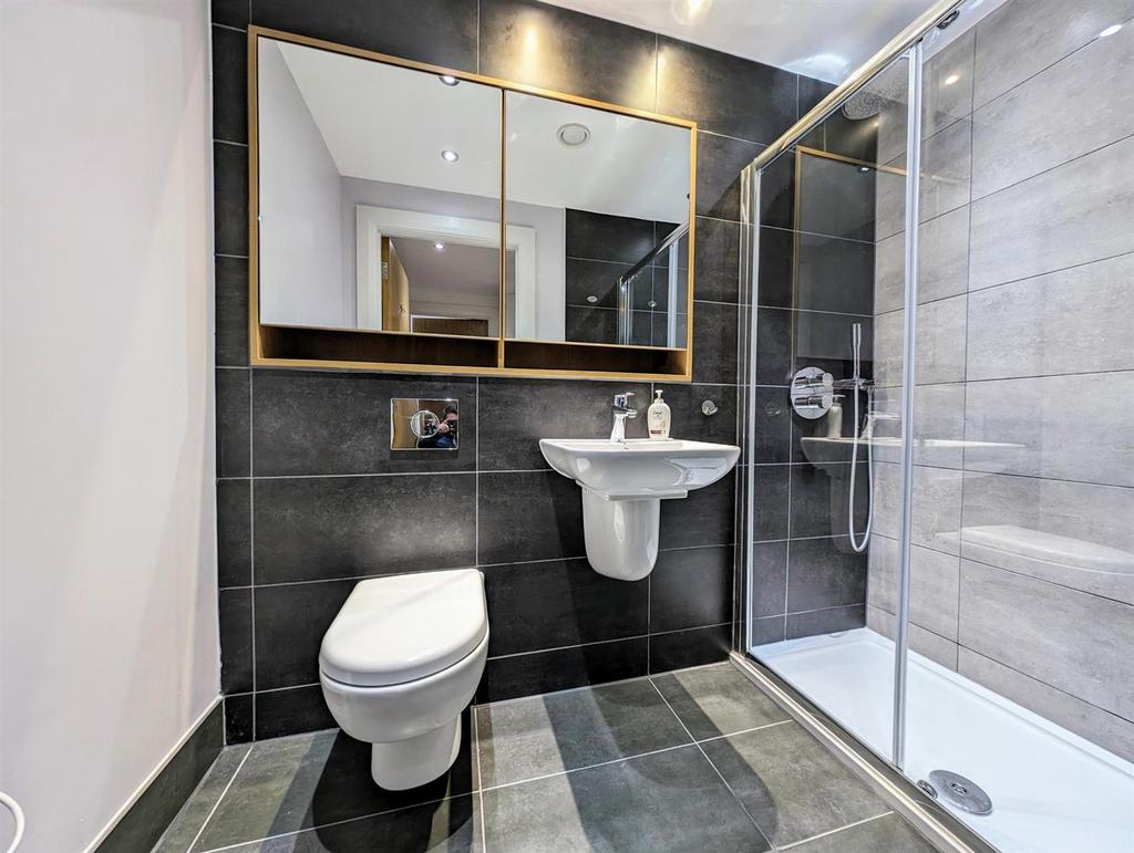 Main Bathroom.jpg