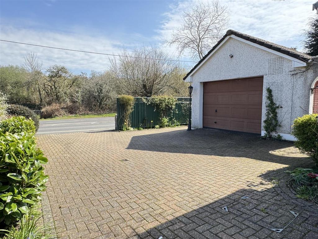 Garage & Drive