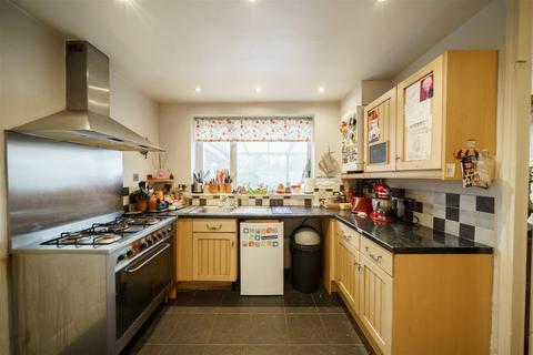 16 Byron Avenue, Warwick, CV34 6LB