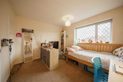 16 Byron Avenue, Warwick, CV34 6LB