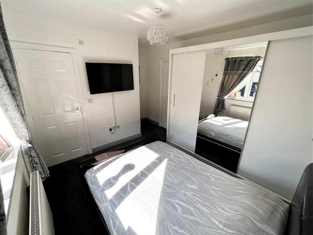 Bed 2.jpg