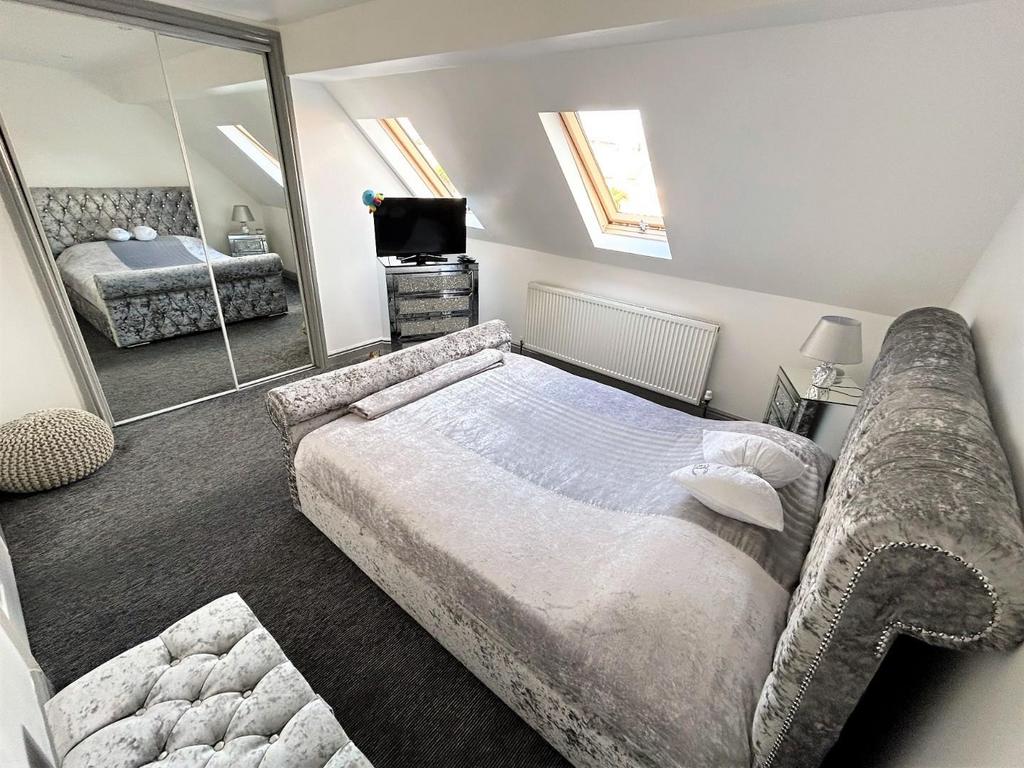 Bed 1 2.jpg