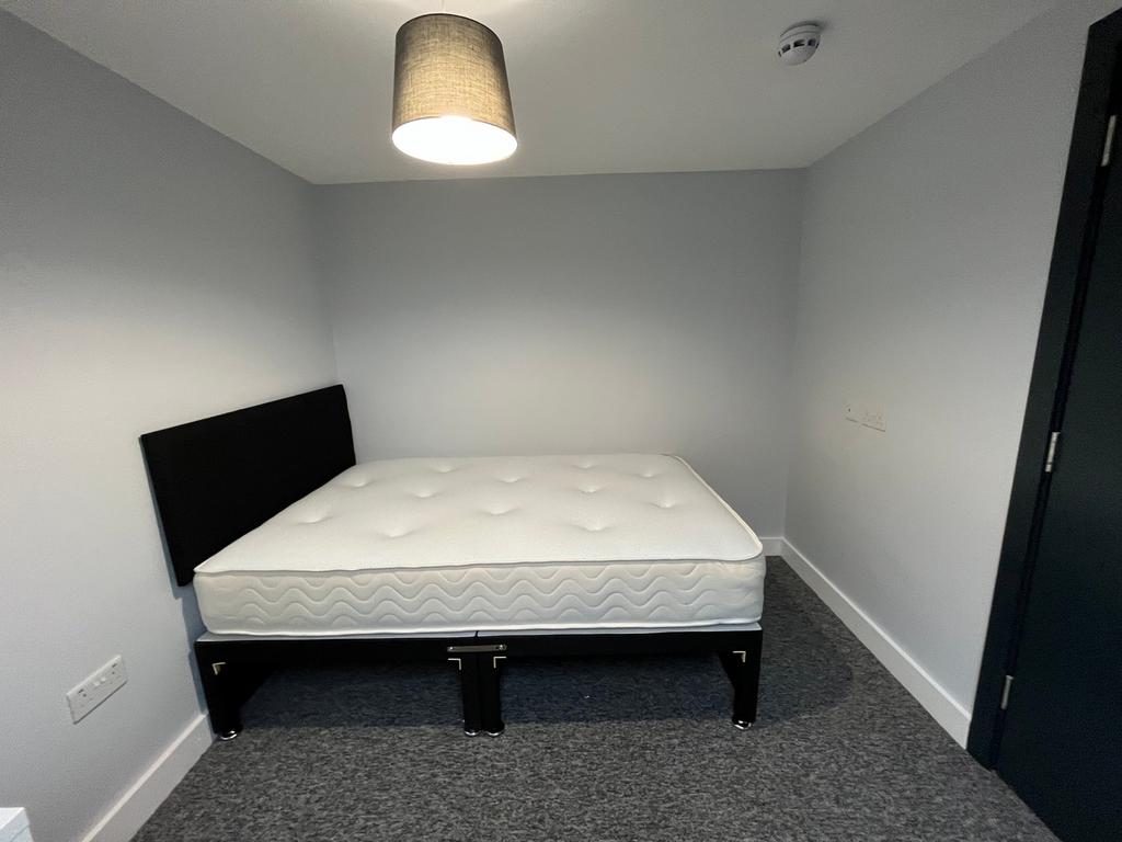 A spacious and clean double bedroom ready for s...