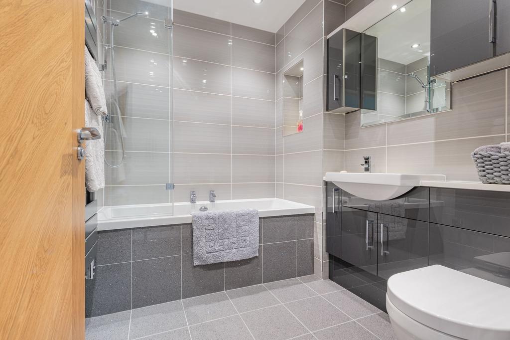 Ensuite Bathroom 2