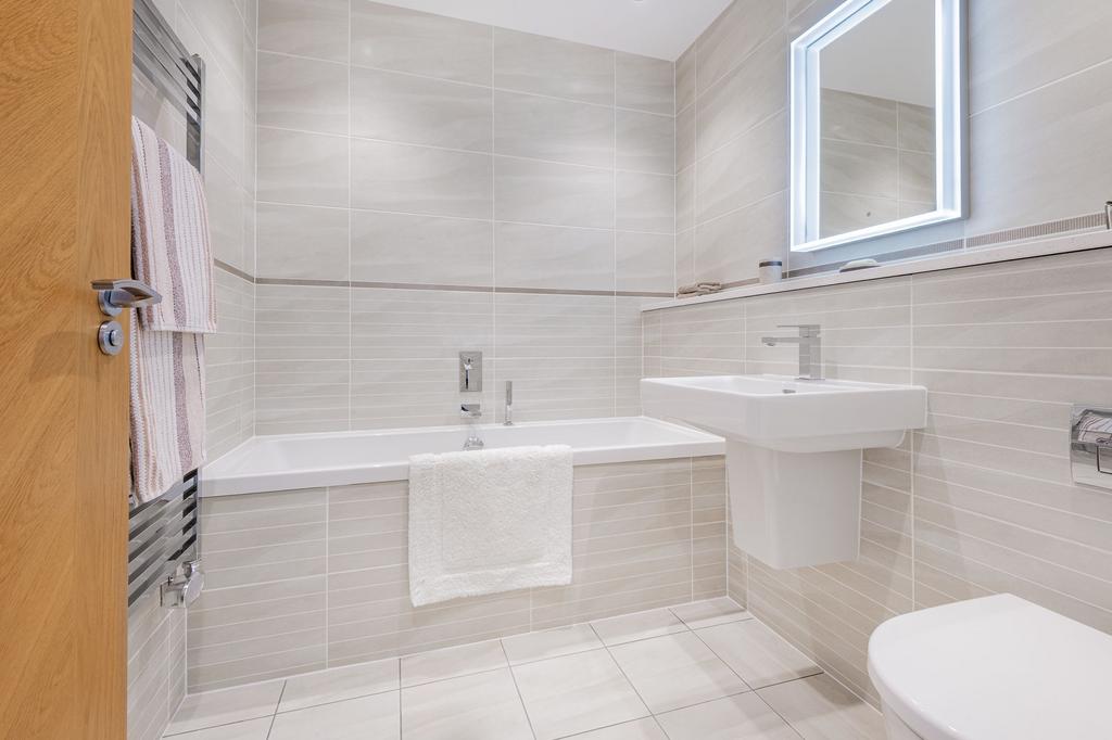 Ensuite Bathroom 4