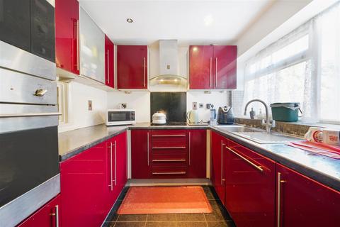 3 bedroom end of terrace house for sale, Beechcroft Close, Heston TW5