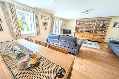 undefined, Shillingstone