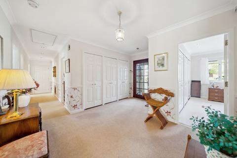 24 Fairfield Drive, Clarkston, Glasgow, G76 7YH