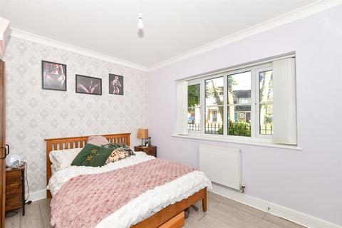2 bedroom ground floor flat for sale, Clitherow Gardens, Southgate, Crawley, West Sussex
