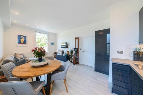 Flat 4, 13 High Street, Carshalton, SM5 3AP