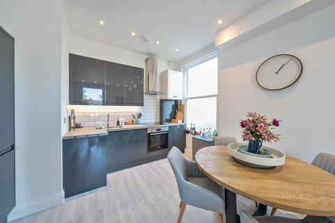 Flat 4, 13 High Street, Carshalton, SM5 3AP