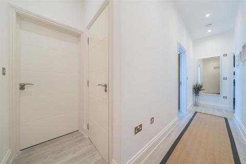 Flat 4, 13 High Street, Carshalton, SM5 3AP
