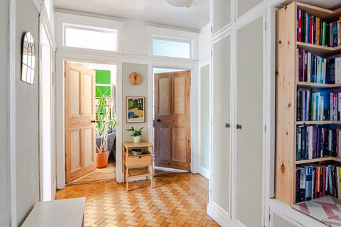 Flat 16, Grange Court North Grange Mount, Leeds, LS6 2BZ