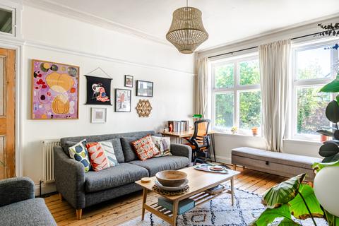 Flat 16, Grange Court North Grange Mount, Leeds, LS6 2BZ