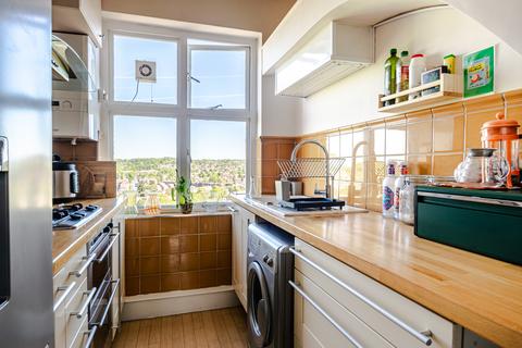 Flat 16, Grange Court North Grange Mount, Leeds, LS6 2BZ