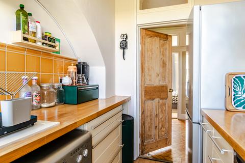 Flat 16, Grange Court North Grange Mount, Leeds, LS6 2BZ