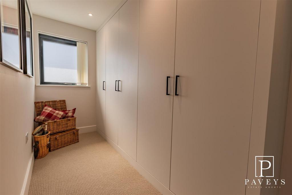 Ensuite dressing room