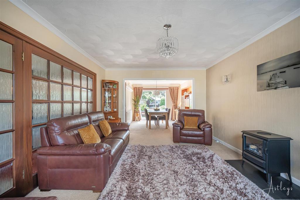 Lounge/dining area