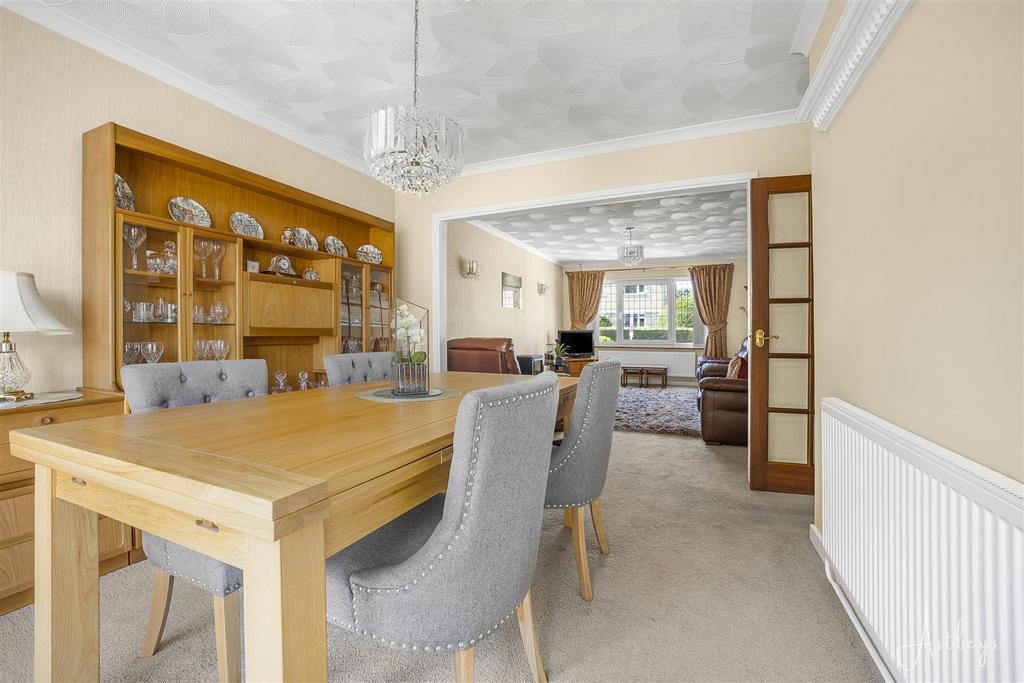 Lounge/dining area