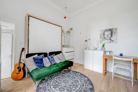 Studio to rent, Camden Road, London, N7