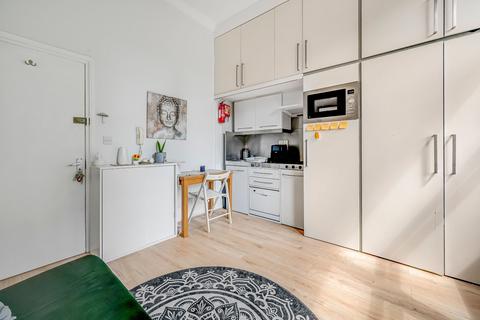Studio to rent, Camden Road, London, N7