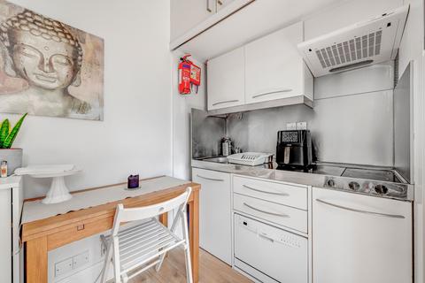 Studio to rent, Camden Road, London, N7