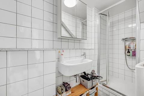 Studio to rent, Camden Road, London, N7