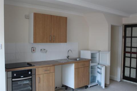 2 bedroom detached house to rent, Teevan Road, Croydon CR0
