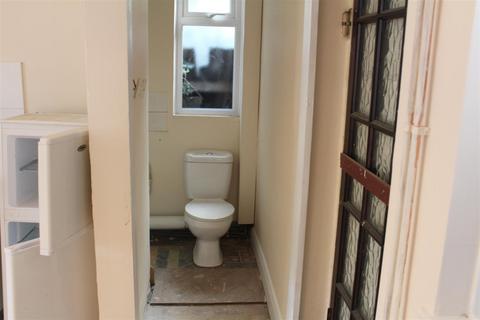 2 bedroom detached house to rent, Teevan Road, Croydon CR0
