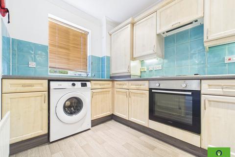 2 bedroom flat to rent, Monkwood Close, Romford RM1